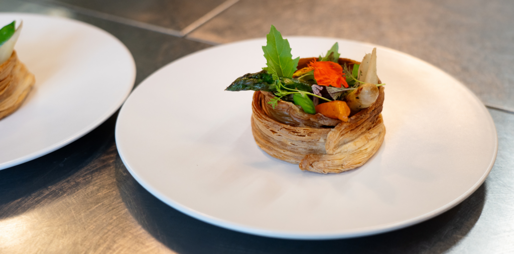Feuilleté Asperge et Légumes de saison - Auberge de la Madeleine - Restaurant gastronomique